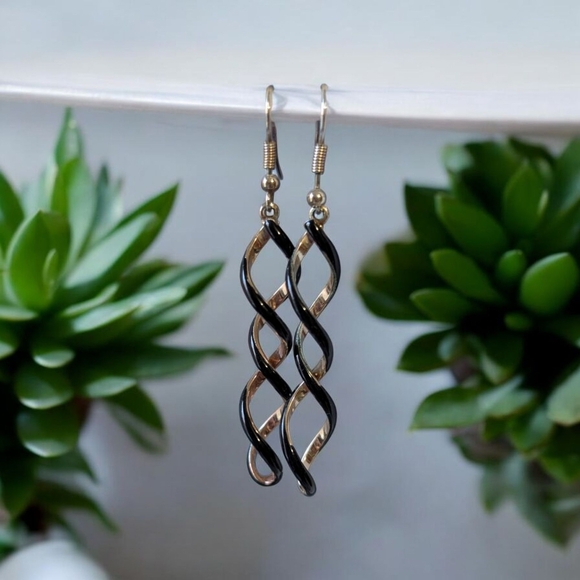 Fashion Elegant Black and Gold Twisted Earrings (EUC) - Picture 1 of 3
